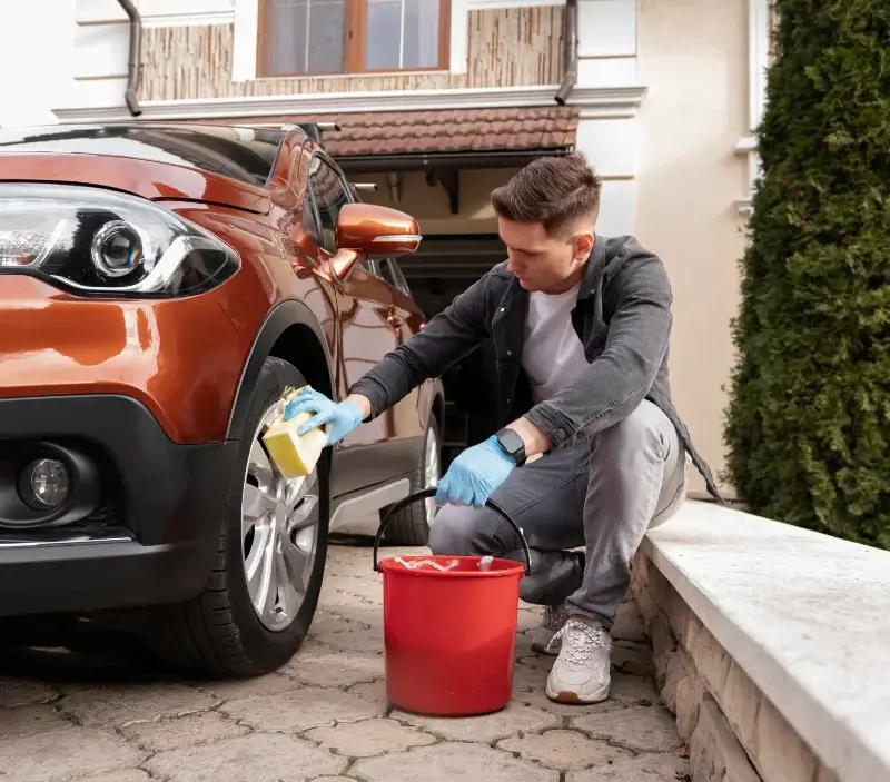 Lavage auto à domicile Merlimont : professionnel intervenant sur un véhicule